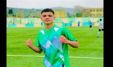 وفاة لاعب شاب داخل أرض الملعب.. بماذا أصيب؟