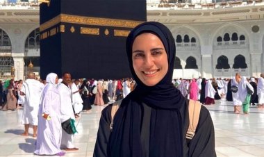 فنانة مصرية تؤدي العمرة وتنشر صورها أمام الكعبة