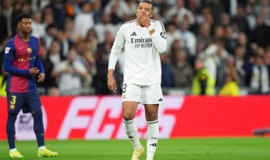 "تسللات" مبابي أمام برشلونة.. تعليقات ساخرة: هل مصيدة فليك رائعة أم أنه غبي؟